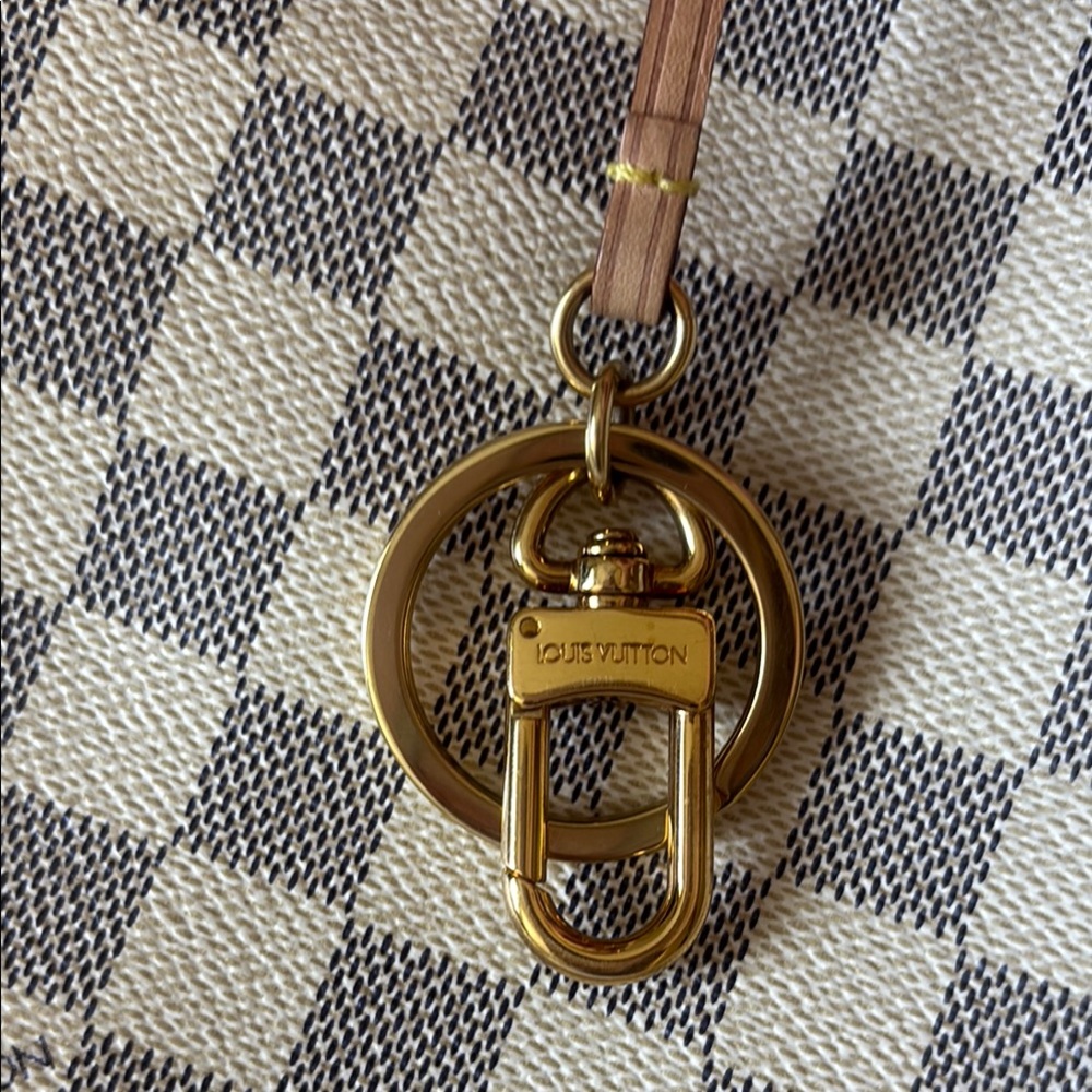 Louis Vuitton MM artsy in great condition handle has a small dent - Picture 3 of 15